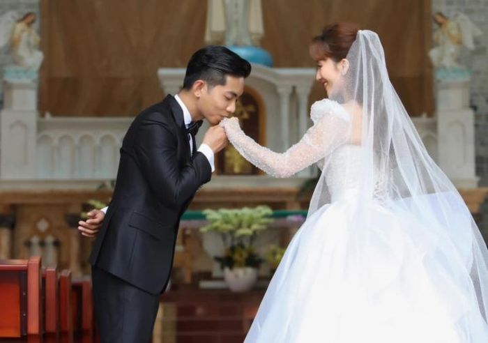Phan Hiển không ngần ngại trao cho bà xã những nụ hôn và cử chỉ ngọt ngào.