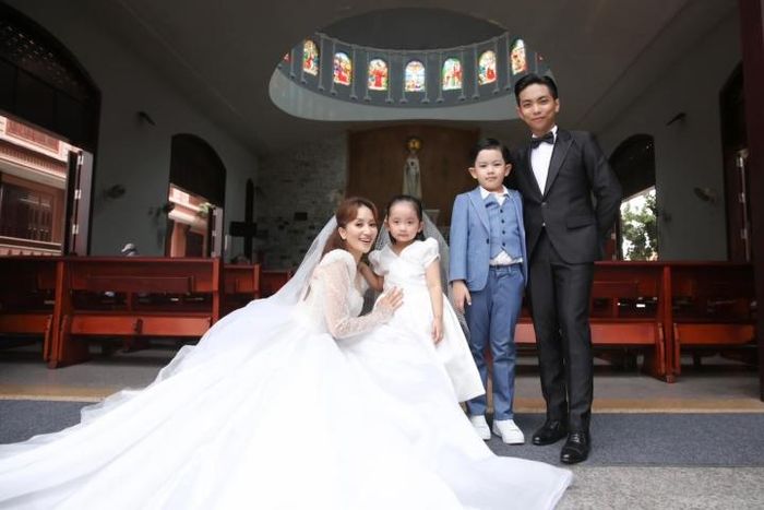 Khánh Thi và Phan Hiển đang tất bật hoàn thiện những khâu cuối cùng cho hôn lễ. Đám cưới của cặp uyên ương diễn ra vào ngày 22/12 tại TP.HCM. Lễ gia tiên của cặp đôi được tổ chức vào ngày 12/12 tại nhà cô dâu.