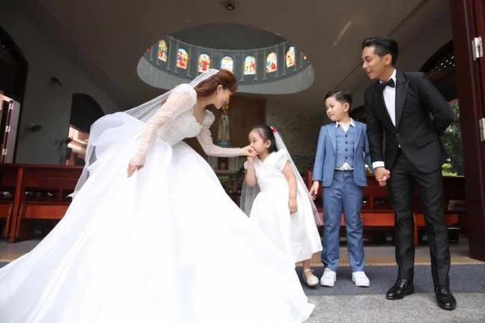 Cả hai đã cùng nhau thực hiện nhiều bộ ảnh cưới ở trong nước lẫn nước ngoài. Đây cũng là cách Phan Hiển bù đắp cho bà xã sau thời gian đầy khó khăn trước kia.