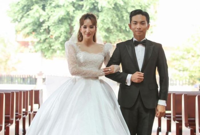 Bộ ảnh cưới tại nhà thờ của cặp đôi được Khánh Thi chia sẻ trên trang cá nhân. 