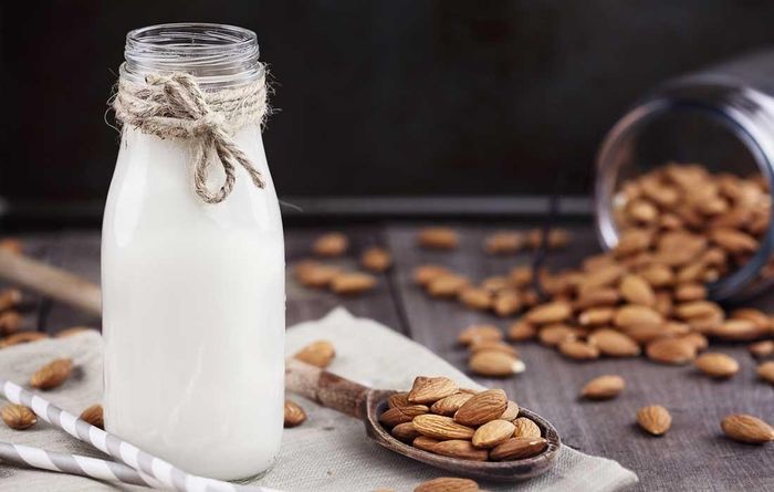  Khi lựa chọn sữa hạnh nhân bạn nên nghiên cứu kỹ nhãn hiệu có thành phần đơn giản, dễ nhận biết, bao gồm cả phiên bản dạng lỏng và không chứa nước. Ảnh: Healthyfood. 