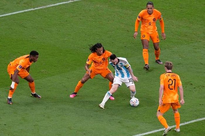 Messi đã thực sự mang dáng dấp của Maradona