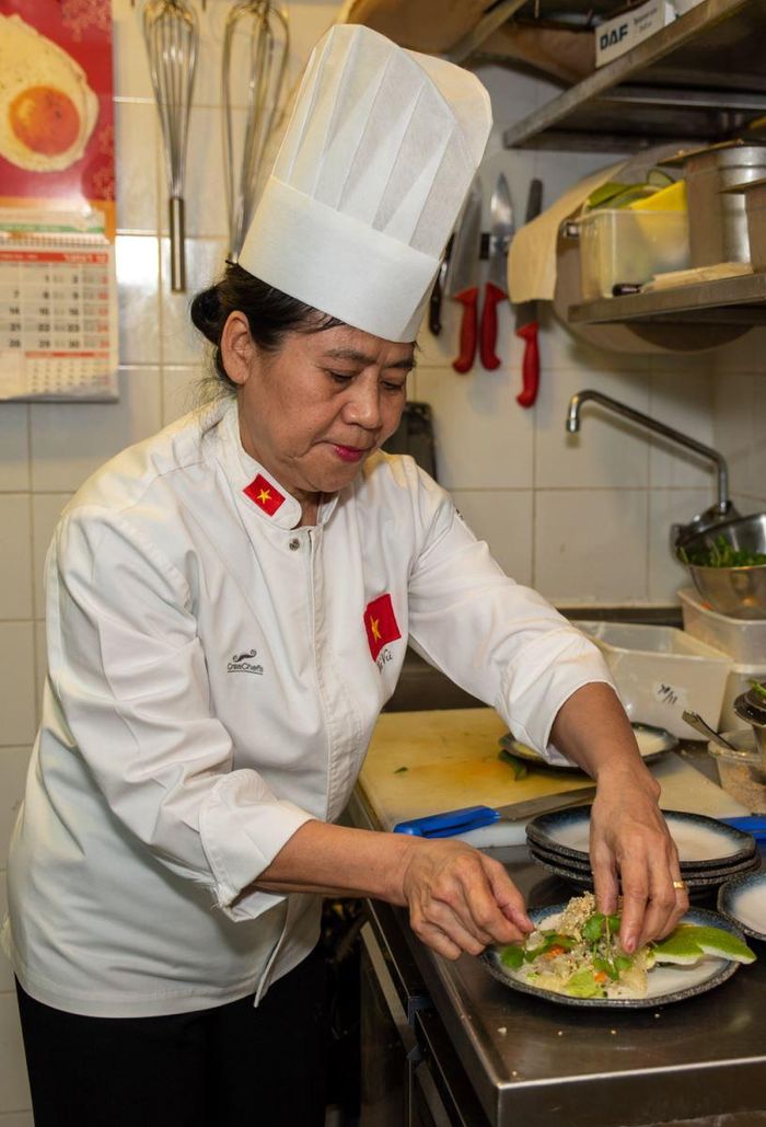 Đầu bếp Vũ Thị Hà chế biến món ăn.