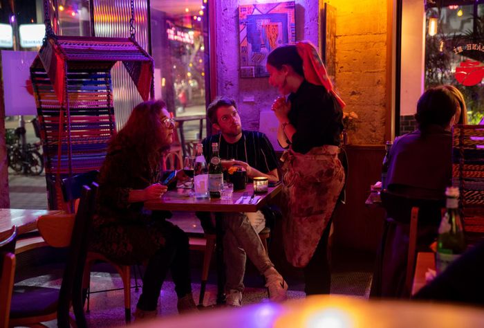 Giới thiệu món mới cho thực khách.