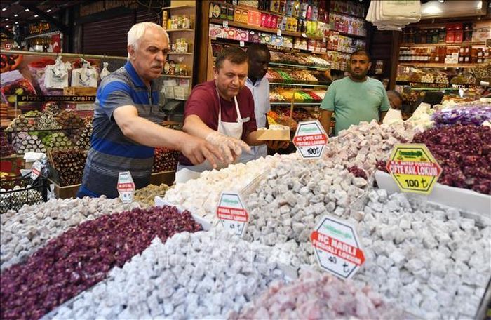 Người dân mua hàng tại một khu chợ ở Istanbul, Thổ Nhĩ Kỳ, ngày 6/7/2022. Ảnh: THX/TTXVN