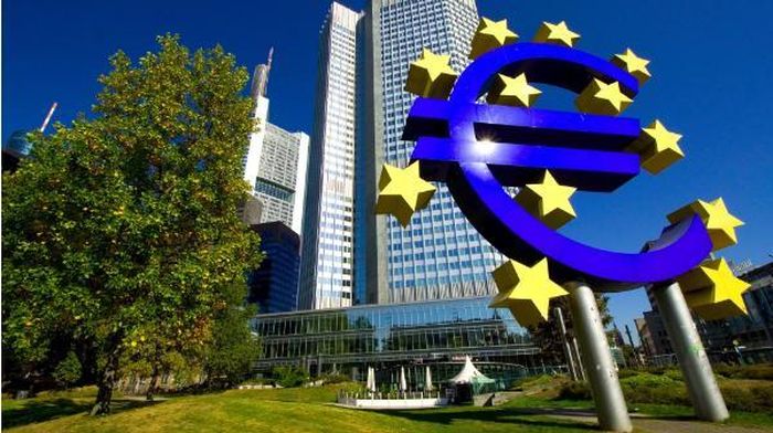 Biểu tượng đồng Euro phía trước trụ sở Ngân hàng Trung ương châu Âu tại Frankfurt am Main, Đức (Ảnh: T.L)