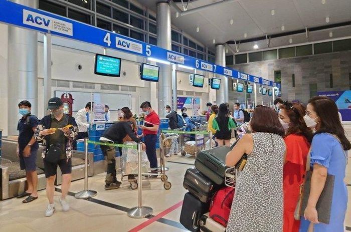 Hành khách làm thủ tục hàng không. (Ảnh: Dương Ngọc)