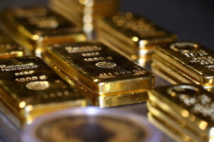 Giá vàng thường biến động ngược chiều với USD. Ảnh: Reuters.