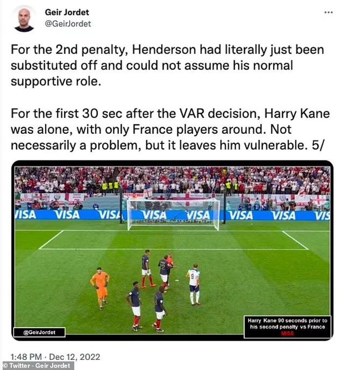 Harry Kane đã bị "bao vây" bởi các cầu thủ Pháp trước khi thực hiện quả phạt đền thứ hai