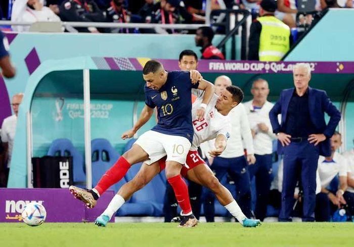 Mbappe (10) và hàng công đội tuyển Pháp có chọc thủng được hàng thủ Maroc.
