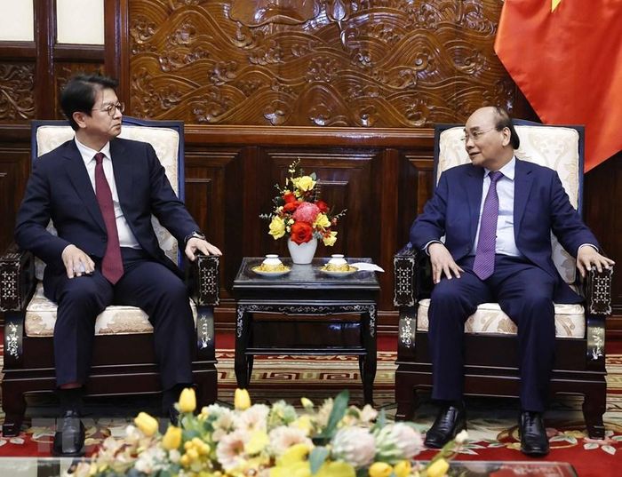Hình ảnh Chủ tịch nước Nguyễn Xuân Phúc tiếp ông Seong Ghi-hong, Chủ tịch, Giám đốc điều hành Hãng Thông tấn Yonhap của Hàn Quốc. (Ảnh: Thống Nhất/TTXVN)