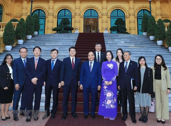 Chủ tịch nước Nguyễn Xuân Phúc chụp ảnh chung với các đại biểu. (Ảnh: Thống Nhất/TTXVN)