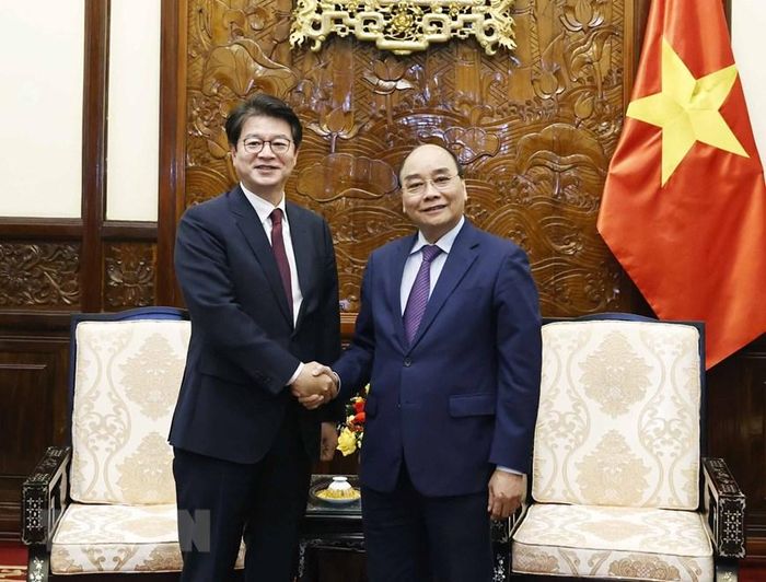 Chủ tịch nước Nguyễn Xuân Phúc và ông Seong Ghi-hong, Chủ tịch, Giám đốc điều hành Hãng Thông tấn Yonhap của Hàn Quốc. (Ảnh: Thống Nhất/TTXVN)