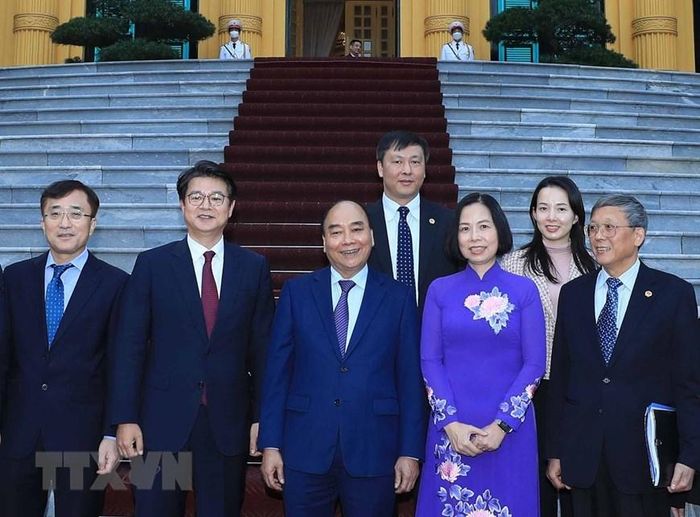 Chủ tịch nước Nguyễn Xuân Phúc chụp ảnh chung với các đại biểu. (Ảnh: Thống Nhất/TTXVN)