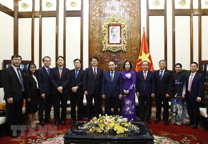 Chủ tịch nước Nguyễn Xuân Phúc chụp ảnh chung với các đại biểu. (Ảnh: Thống Nhất/TTXVN)