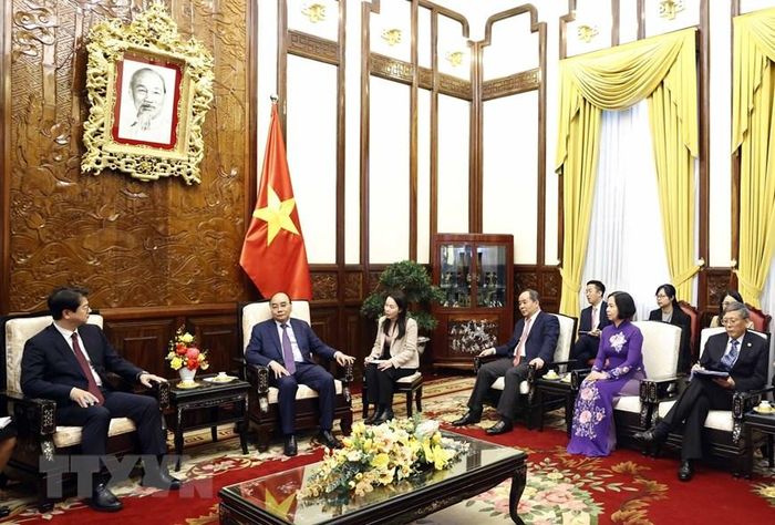 Quang cảnh buổi Chủ tịch nước Nguyễn Xuân Phúc tiếp ông Seong Ghi-hong, Chủ tịch, Giám đốc điều hành Hãng Thông tấn Yonhap của Hàn Quốc. (Ảnh: Thống Nhất/TTXVN)