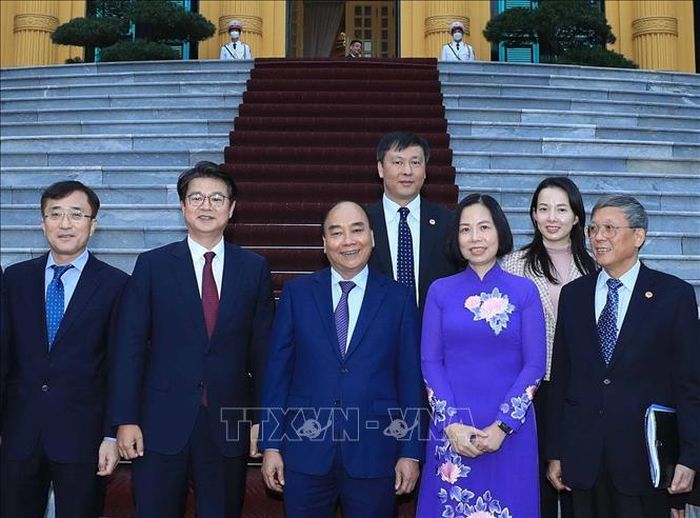 Chủ tịch nước Nguyễn Xuân Phúc chụp ảnh chung với các đại biểu.