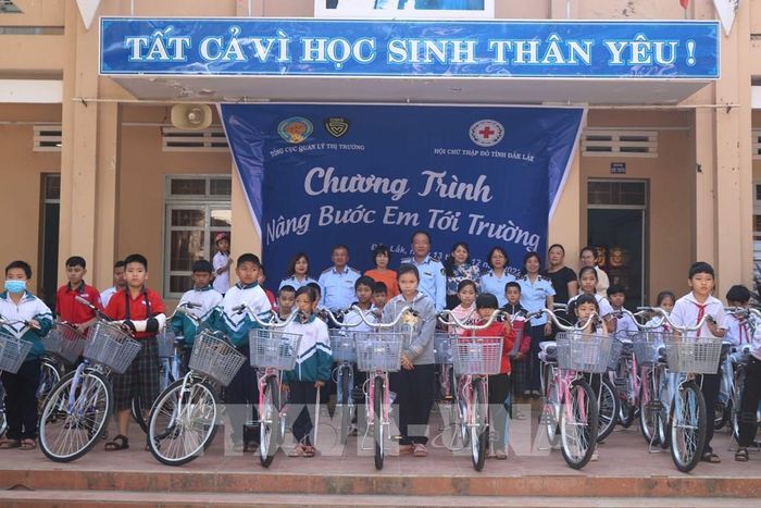 Ban tổ chức trao xe đạp cho học sinh có hoàn cảnh khó khăn tại thành phố Buôn Ma Thuột. Ảnh: Tuấn Anh – TTXVN 