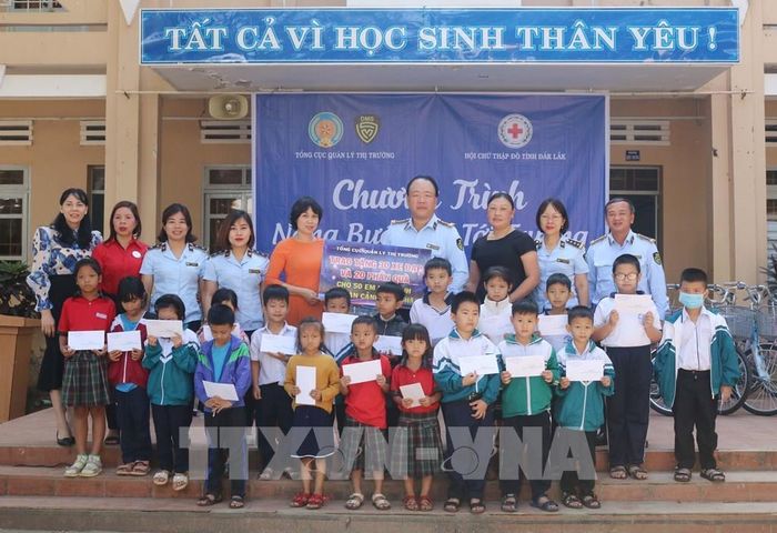 Ban tổ chức trao học bổng cho học sinh có hoàn cảnh khó khăn tại thành phố Buôn Ma Thuột. Ảnh: Tuấn Anh – TTXVN 