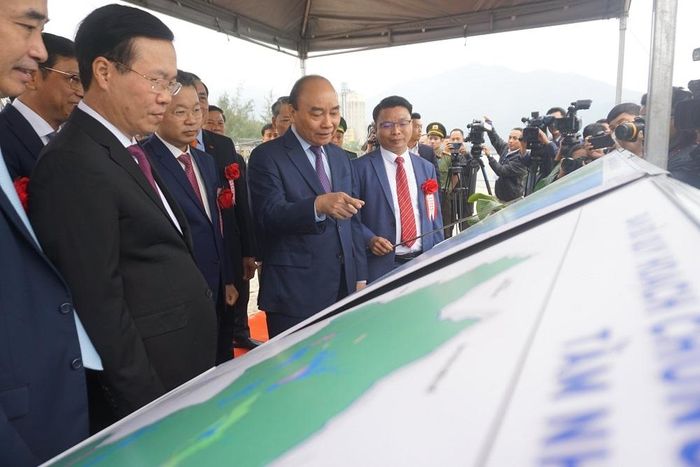 Chủ tịch nước Nguyễn Xuân Phúc và các đại biểu xem đồ án quy hoạch tổng thể dự án.