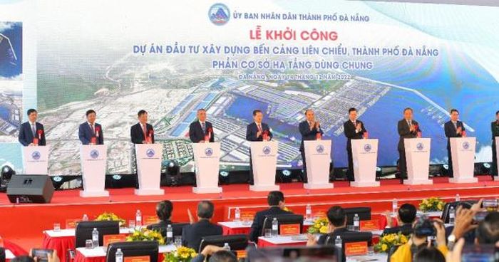 Chủ tịch nước Nguyễn Xuân Phúc, Thường trực Ban Bí thư Võ Văn Thưởng cùng các đại biểu thực hiện nghi thức khởi công dự án. 