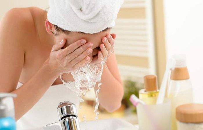Tẩy tế bào chết quá mức cũng có thể gây hại cho làn da vào mùa đông