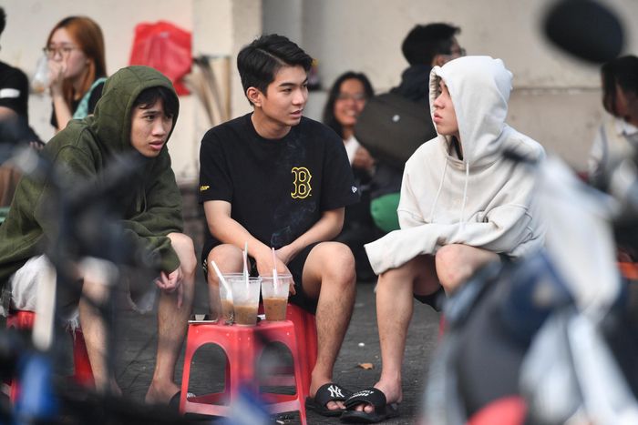 Bảo, Nghĩa và Huy (quận Gò Vấp) ngồi uống cà phê gần Nhà thờ Đức Bà sáng sớm 14/12. "Lâu lắm TP.HCM mới có kiểu thời tiết lạnh như vậy. Chúng tôi tranh thủ dậy từ 5h, lượn vài vòng thành phố để tận hưởng không khí se lạnh này", Bảo chia sẻ.