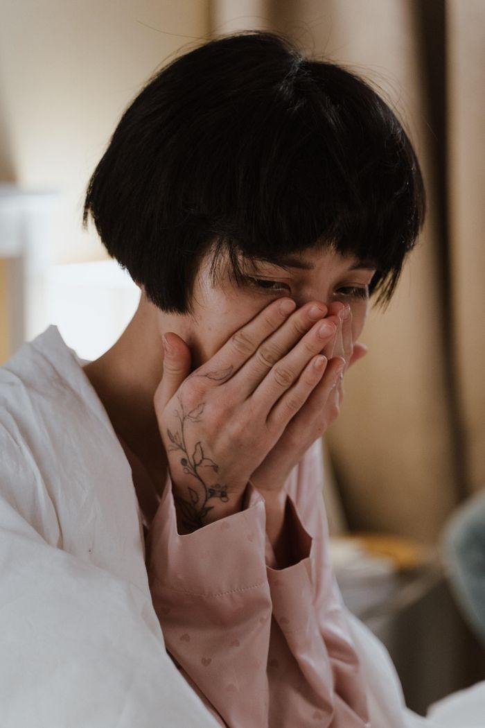 Bạn cần khoan dung và tránh đổ lỗi cho bản thân. Ảnh: Cottonbro Studio/Pexels.