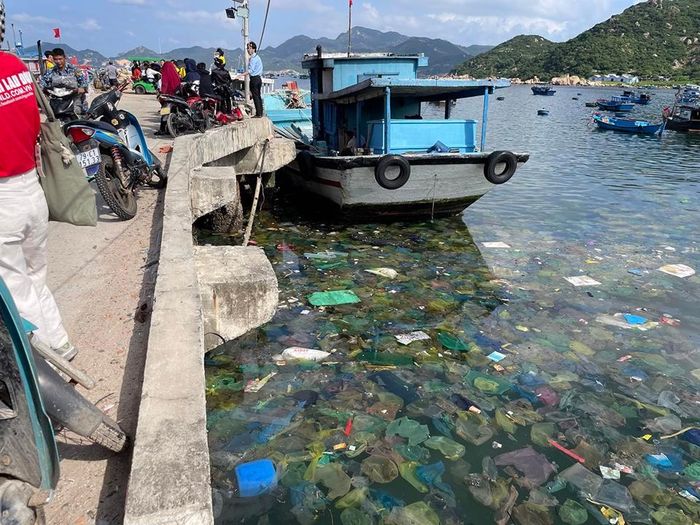 Ông Ân cho biết, đảo Bình Ba có một khu xử lý rác thải với công suất khoảng 3 tấn/ngày. Tuy nhiên, đây chỉ là xử lý rác thải sinh hoạt của người dân, do đó cứ đến mùa rác về thì khu xử lý luôn trong tình trạng quá tải, không thể tiếp nhận xử lý thương xuyên. Ngoài việc vớt rác, xã đã trích kinh phí để thu gom rác ở từng bè tôm, do tổ thu gom rác tự quản trên đảo phụ trách.