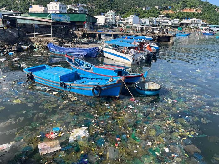 Người dân khu vực này cho biết, hàng năm cứ vào mùa gió bấc là rác thải, nhiều nhất là túi nilong, xốp từ các nơi trôi về khu vực phía Tây đảo. Các mùa khác rác thải không xuất hiện nhiều.