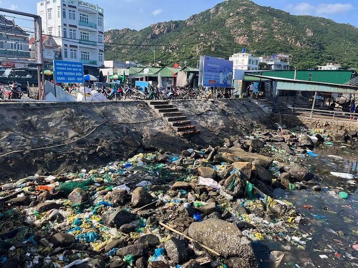 Chính quyền xã Cam Bình cho biết, địa phương đã lắp đặt nhiều biển báo, khẩu hiệu đẩy mạnh công tác tuyên truyền đến các hộ dân không xả rác xuống biển. Xã cũng đề nghị người dân chuyển đổi từ túi nilong, túi nhựa đựng thức ăn tôm hùm sử dụng 1 lần sang sử dụng túi lưới, tái sử dụng. Người dân trên đảo cũng dần dần thay đổi thói quen.