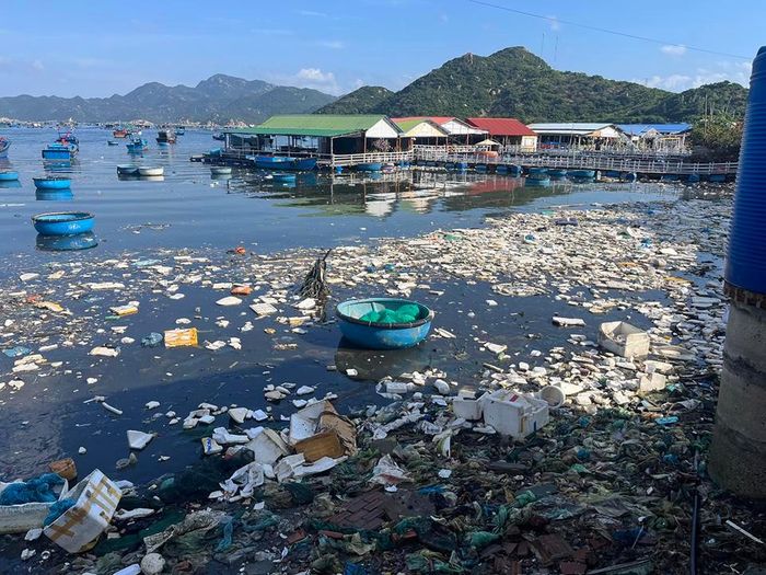 Chính quyền địa phương cho biết, lượng rác thải tại khu vực phía Tây đảo một phần từ lượng rác tại chỗ của người dân xả ra, trong đó có rác từ các hộ nuôi tôm trên đảo xả ra biển. Phần còn lại từ các nơi khác theo con nước và gió tấp vào bờ.