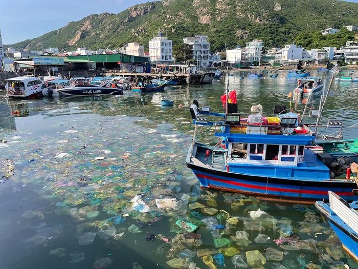 Tuy nhiên hàng năm, từ tháng 10 năm trước đến tháng 2 năm sau đảo Bình Ba lại ngập rác từ khắp nơi trôi về, lấp đầy bờ biển khu vực cầu cảng phía Tây đảo.