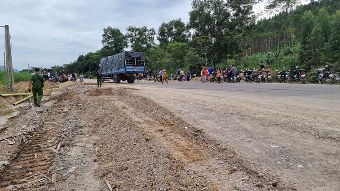 Mặc dù công trình đang thi công nhưng thiếu cọc tiêu, biển báo