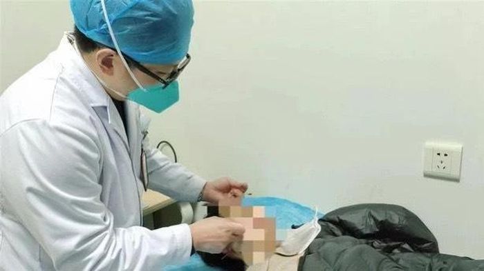 Bệnh nhân được châm cứu, điện sinh học và nắn chỉnh vùng mặt. Ảnh: Bệnh viện đa khoa Vũ Hán.