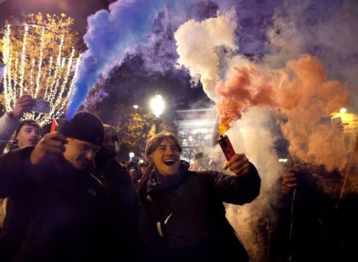 CĐV ăn mừng bằng pháo sáng trên đại lộ Champs-Elysees(Ảnh:REUTERS)