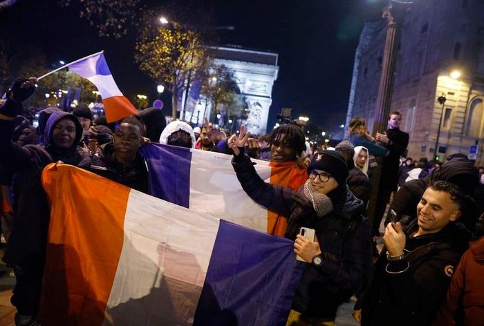 Người Pháp nổi tiếng với truyền thống ăn mừng trên Đại lộ Champs-Elysees sau mỗi trận thắng của đội tuyển bóng đá quốc gia (Ảnh:REUTERS)