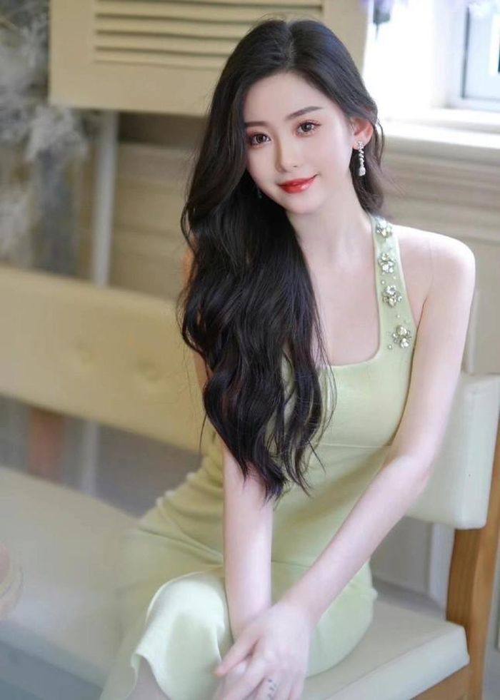 Huỳnh Hiểu Minh được cho là đang hẹn hò người mẫu Diệp Kha. Diệp Kha từng kết hôn và sinh con, nhưng có ngoại hình trẻ đẹp không kém Angelababy.