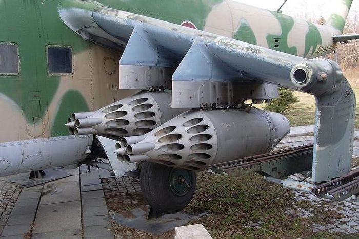 UB-32 được lắp hai bên cánh của trực thăng chiến đấu Mi-24. Ảnh: Wikipedia