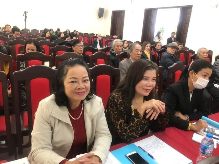 Nhà thơ Phạm Phương Thảo (bên phải)