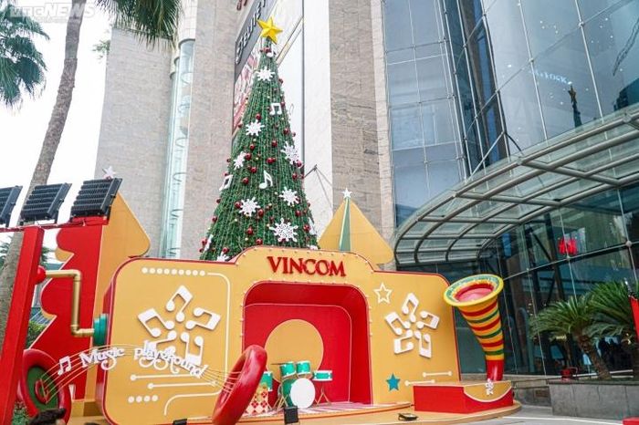 Các cửa trung tâm thương mại đồng loạt thay "áo mới" trong mùa Giáng sinh.