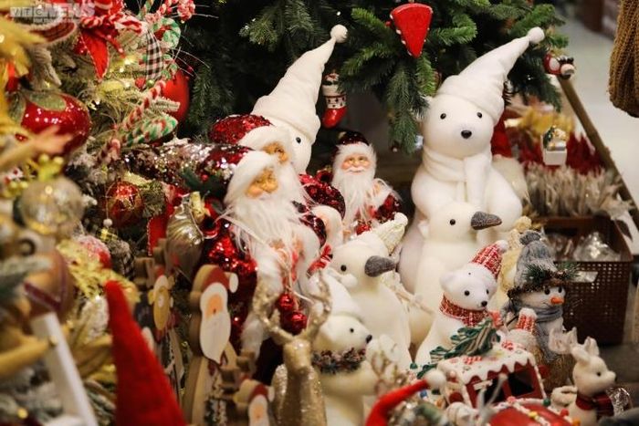 Hàng Mã tràn ngập các mặt hàng phục vụ mùa Noel và cũng là địa điểm check-in được các bạn trẻ yêu thích.