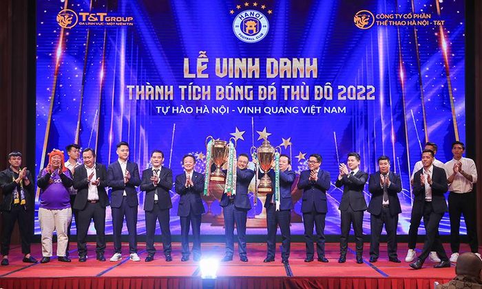 Chủ tịch UBND thành phố Trần Sỹ Thanh và Phó Chủ tịch UBND thành phố Chử Xuân Dũng nâng cao hai chiếc Cúp vô địch của đội bóng Thủ đô.