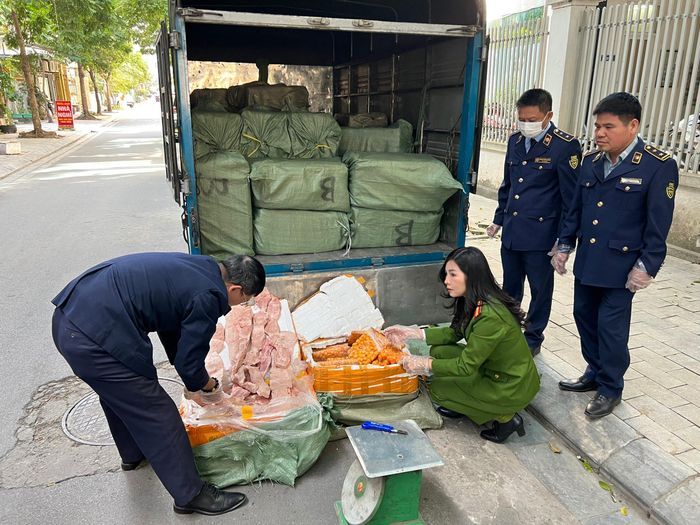 Gần 2 tấn nội tạng động vật đang trong quá trình phân hủy bị lực lượng chức năng kiểm tra, xử lí.