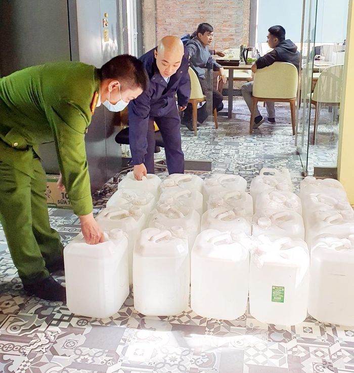 Lực lượng chức năng tại Hà Nội thu giữ rượu không rõ nguồn gốc.