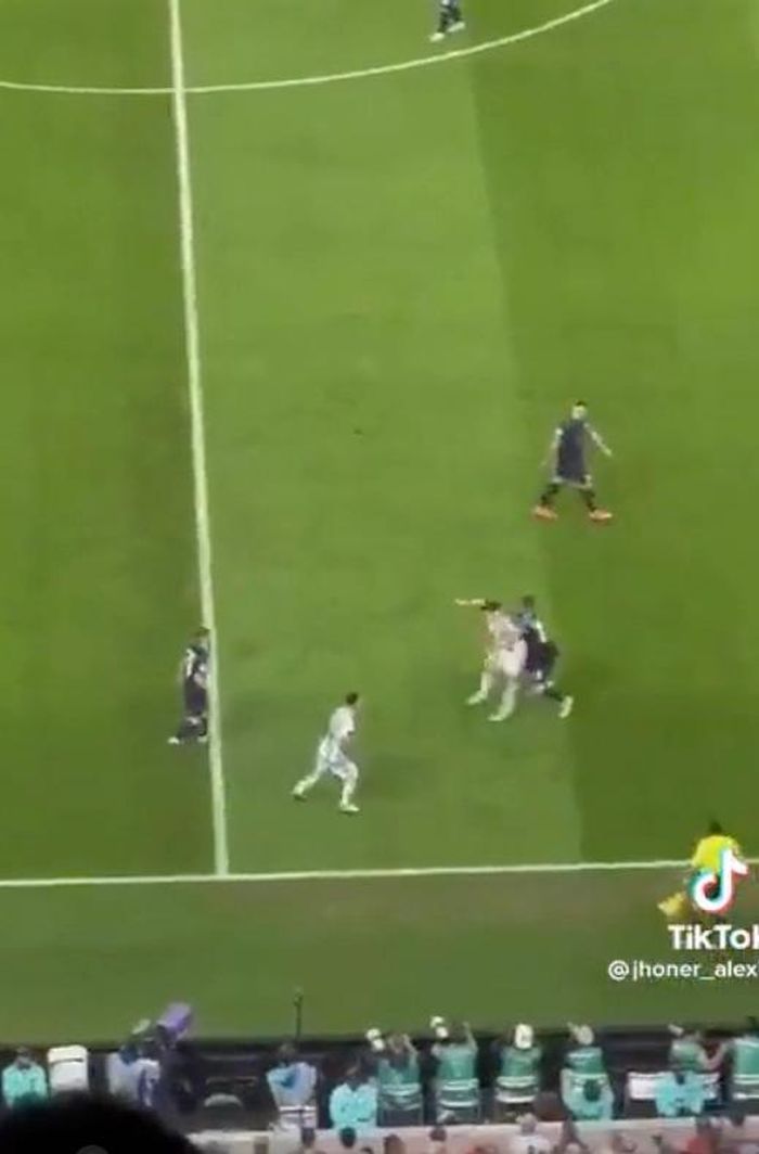 Alvarez chạy chỗ, nhận bóng và luân chuyển bóng cho Messi