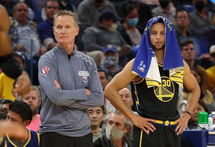 HLV Steve Kerr sẽ không có được sự phục vụ của cậu học trò yêu quý trong ít nhất là 1 tháng tới