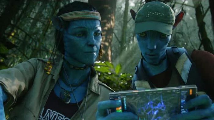 Avatar của Norm Spellman (Joel David Moore) và Grace (trái) trong phần 1