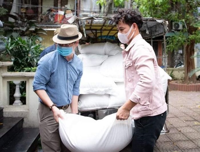Nam diễn viên hài ăn mặc giản dị mỗi khi đi từ thiện.