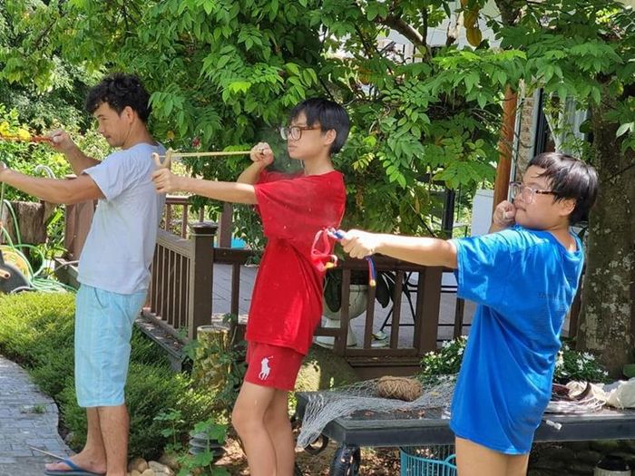 Dù bận rộn, Xuân Bắc vẫn dành thời gian chơi đùa cùng hai cậu quý tử.
